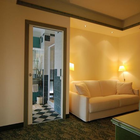 Hotel Montecarlo ลิโดดิเยโซโล ภายนอก รูปภาพ