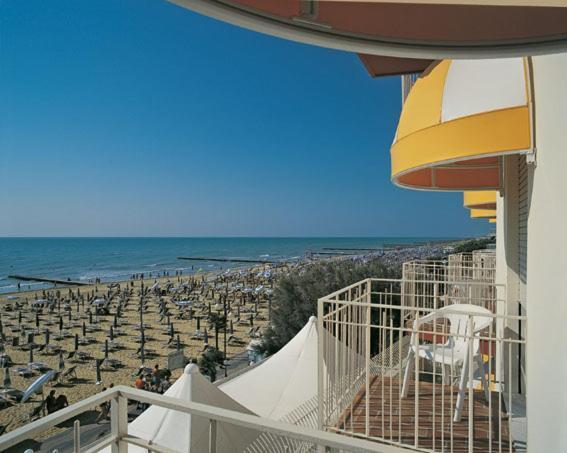 Hotel Montecarlo ลิโดดิเยโซโล ภายนอก รูปภาพ