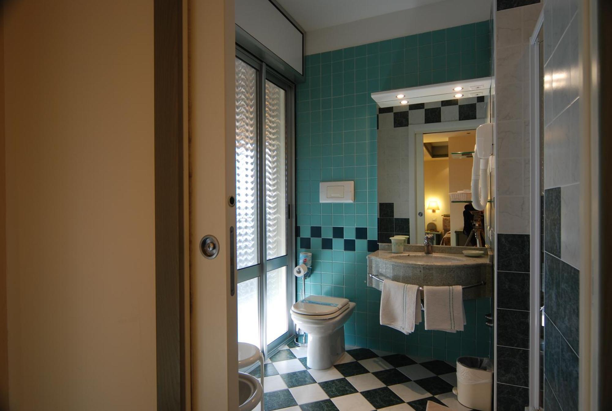 Hotel Montecarlo ลิโดดิเยโซโล ภายนอก รูปภาพ