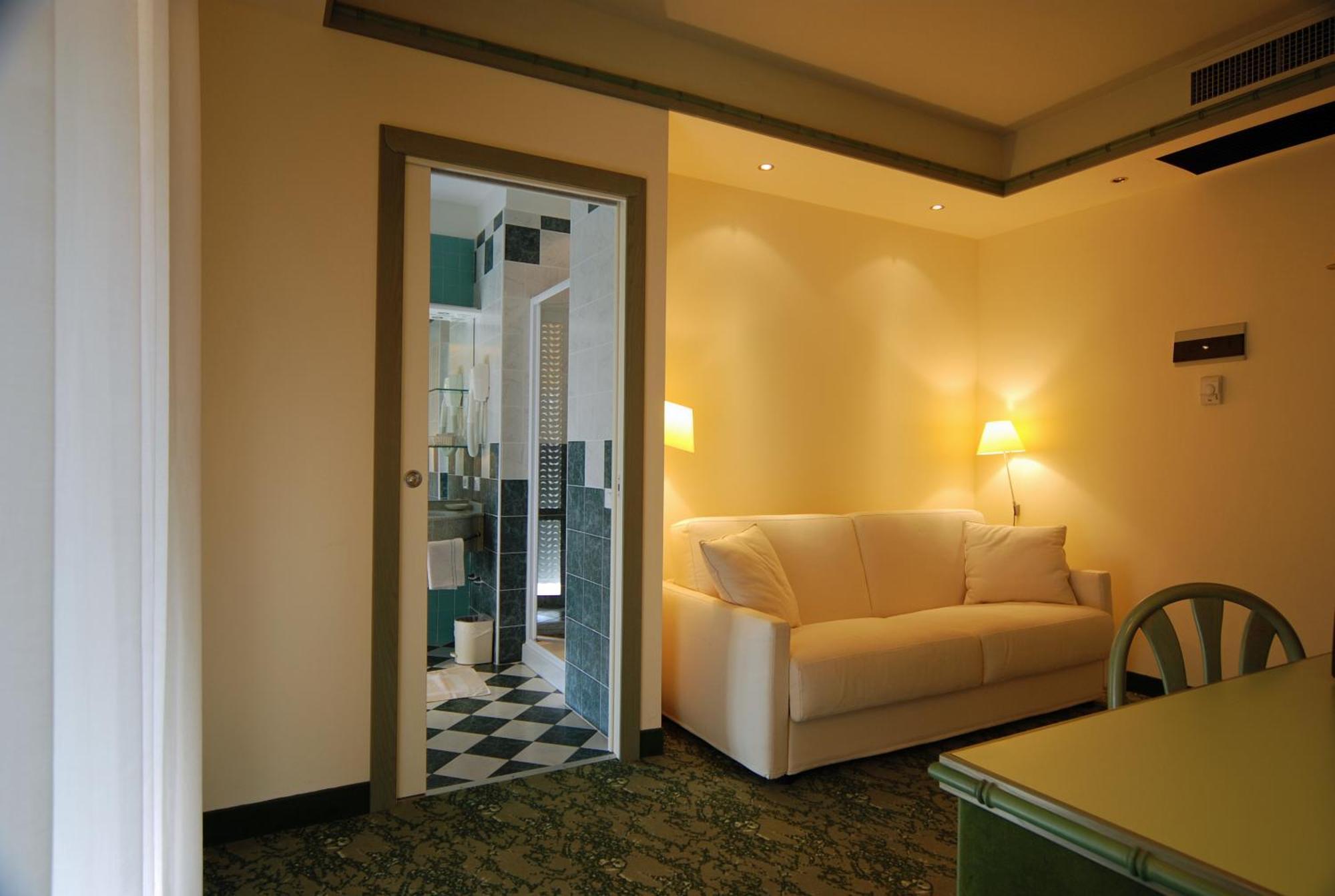 Hotel Montecarlo ลิโดดิเยโซโล ภายนอก รูปภาพ