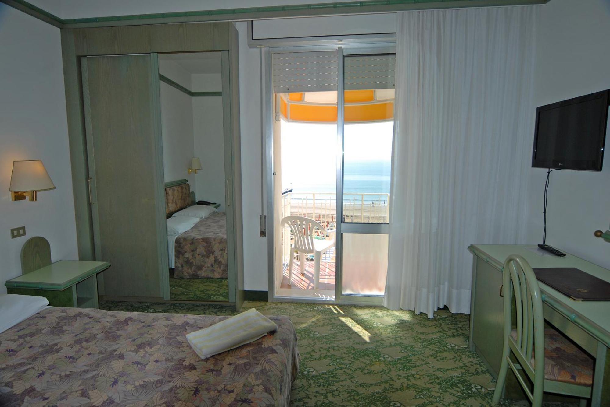 Hotel Montecarlo ลิโดดิเยโซโล ภายนอก รูปภาพ