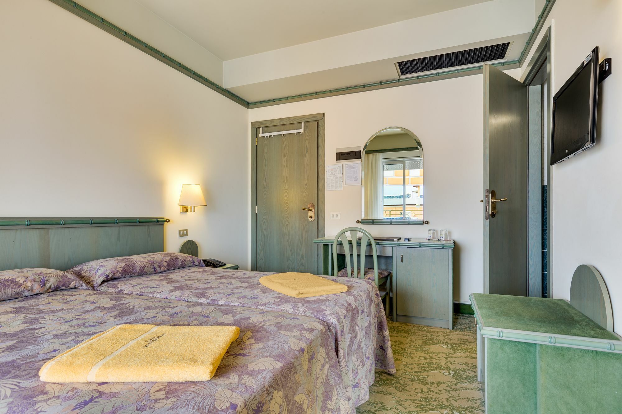 Hotel Montecarlo ลิโดดิเยโซโล ภายนอก รูปภาพ