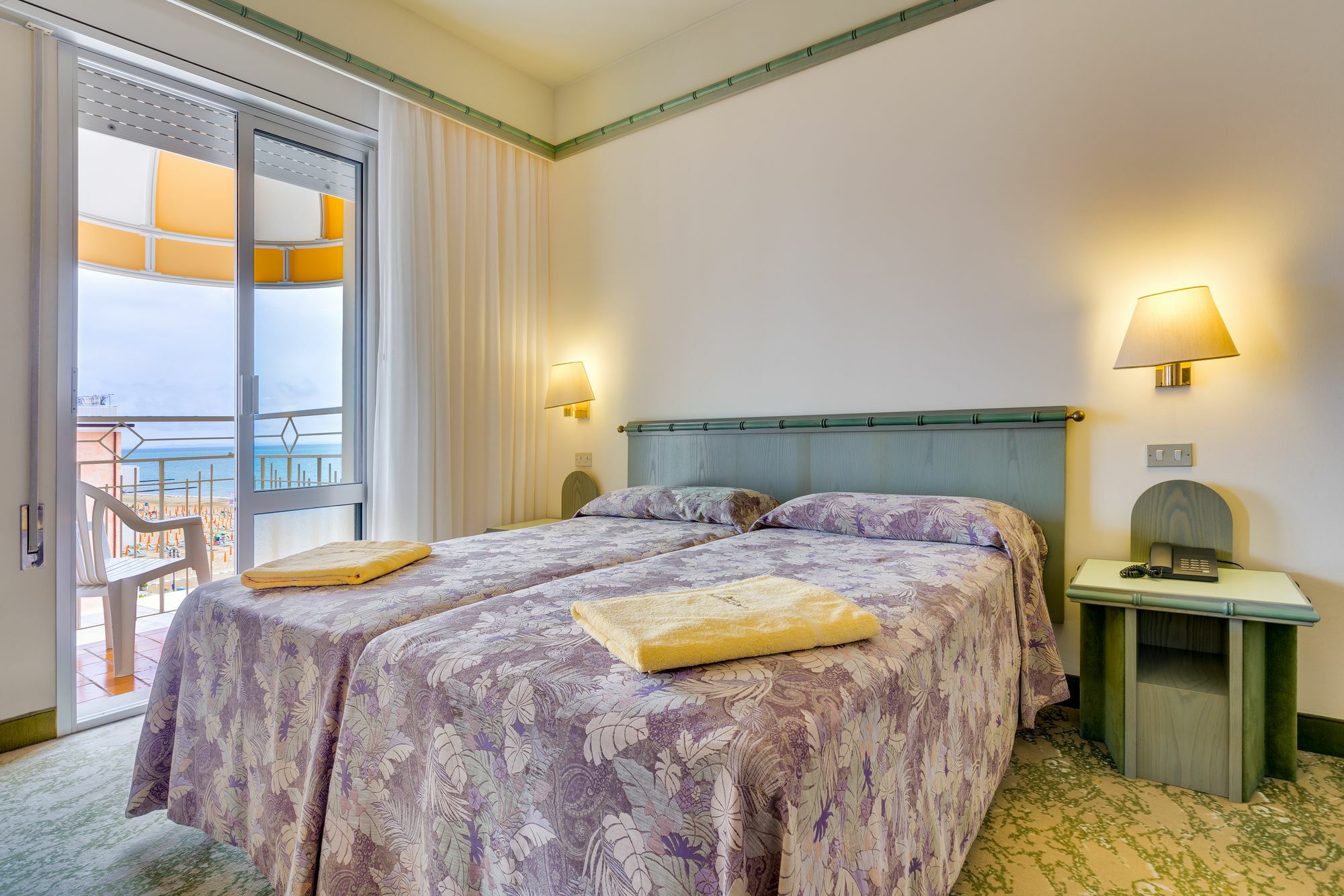 Hotel Montecarlo ลิโดดิเยโซโล ภายนอก รูปภาพ